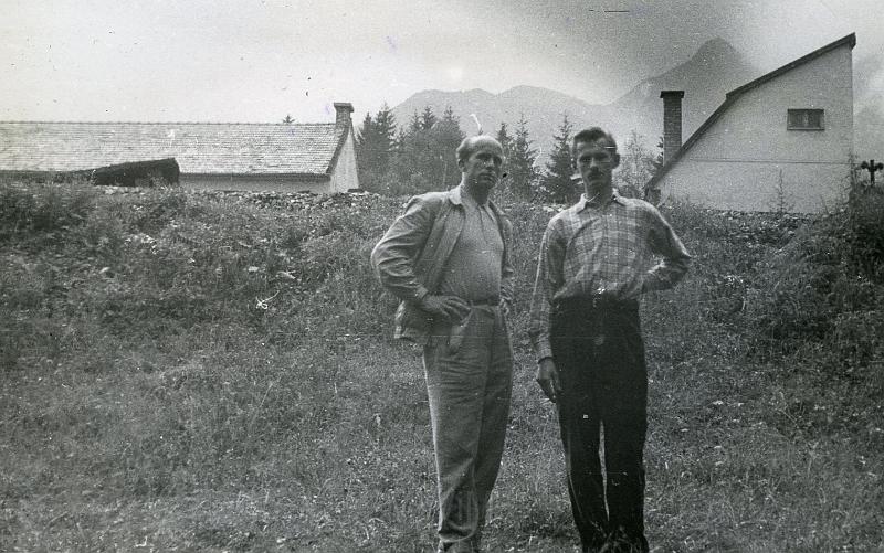 KKE 2303.jpg - Fot. Wycieczka. Od lewej: Witold Kołakowski – tata Janusza Kołakowskiego i Stanisław Pawliczak - dziennikarz sportowy, Czechosłowacja, lata 60-te XX wieku.